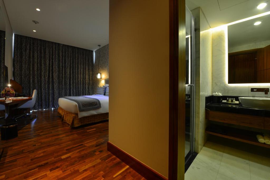 Двухместный (Улучшенный номер с кроватью размера «king-size»), The Avenue, a Murwab Hotel