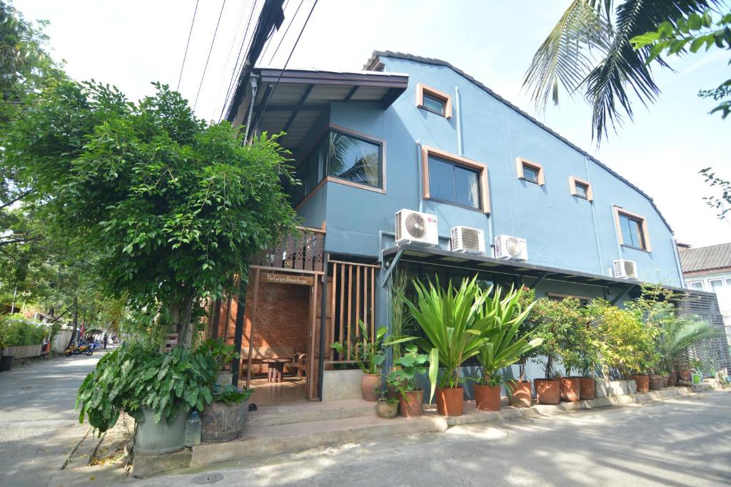 The Corner's unique house photo 1