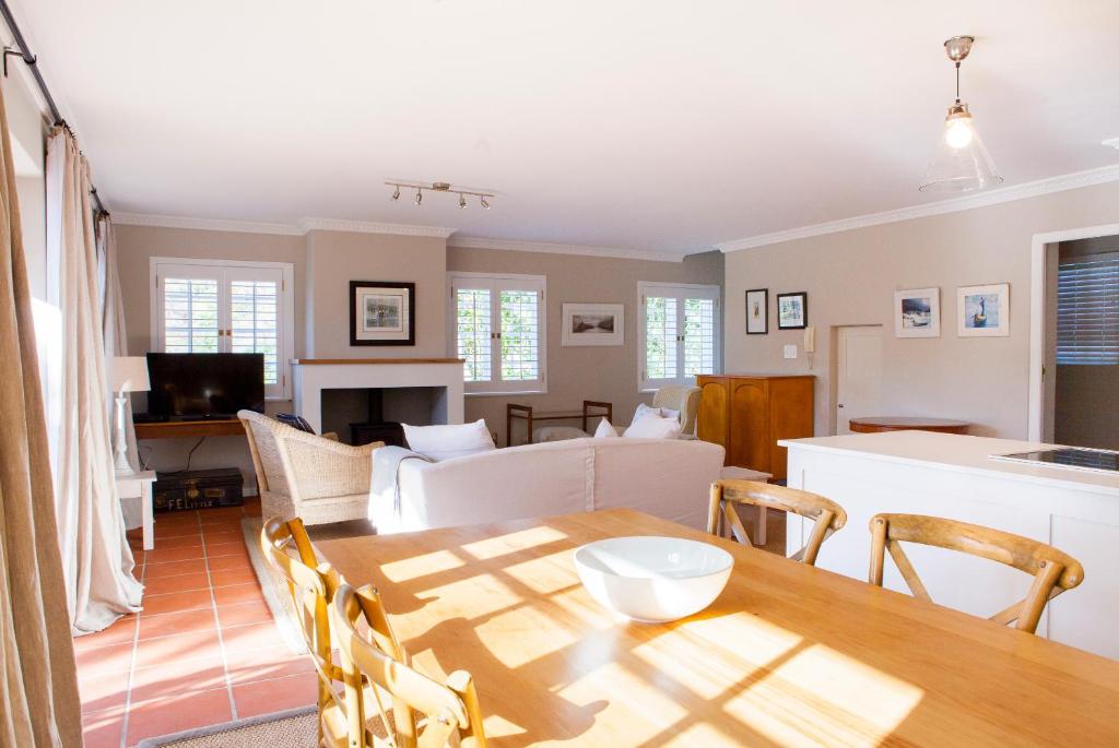 33 Strawberry Lane - Studio and Cottage photo 2