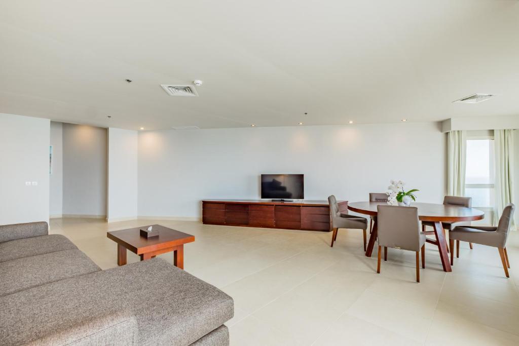 Сьюит (Люкс с 1 спальней и видом на океан), Курортный отель Radisson Blu Resort, Fujairah