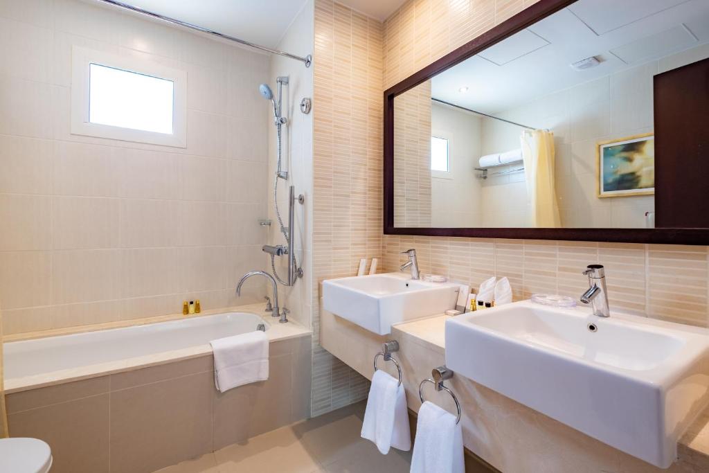 Сьюит (Люкс с 2 спальнями), Курортный отель Radisson Blu Resort, Fujairah