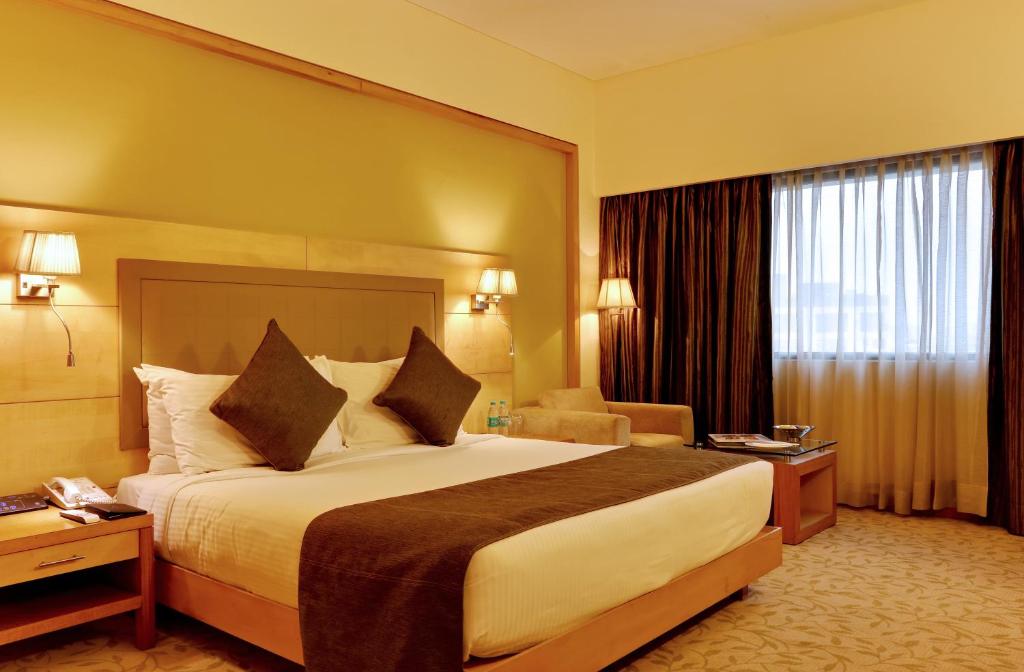 Сьюит (Deluxe Suite with complimentary 02 hours of cocktail hours (IMFL drinks) along with snacks (chef’s choice) between 1800hrs to 2000hrs only at Sampan Sky Lounge), The Suryaa New Delhi