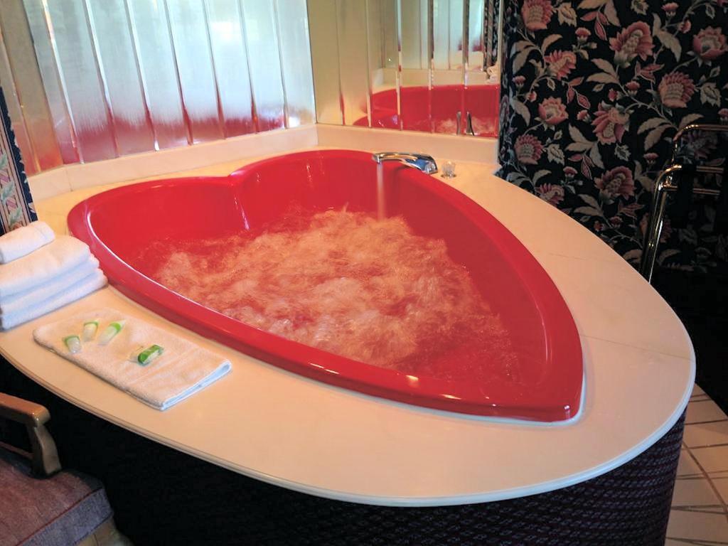 Travelodge by Wyndham Niagara Falls Fallsview photo 2