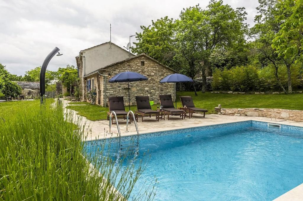 Attractive Stone Villa M-Mate with Pool - Privacy Guaranteed photo 1