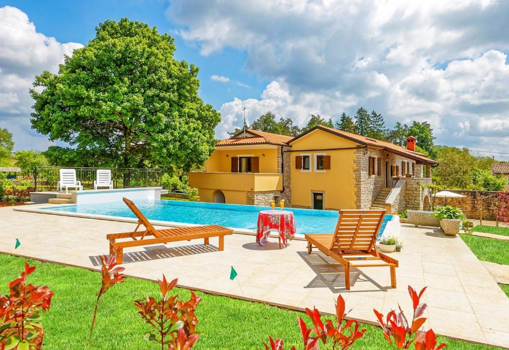 Spacious Villa Sany with Private Pool photo 2