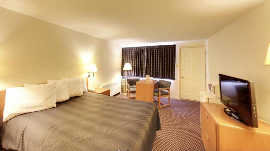 Travelers Inn photo 2