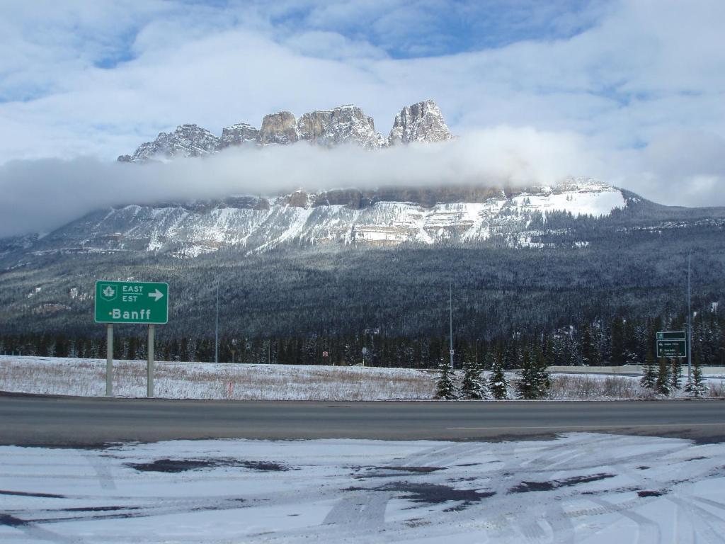 HI Castle Mountain Hostel photo 4