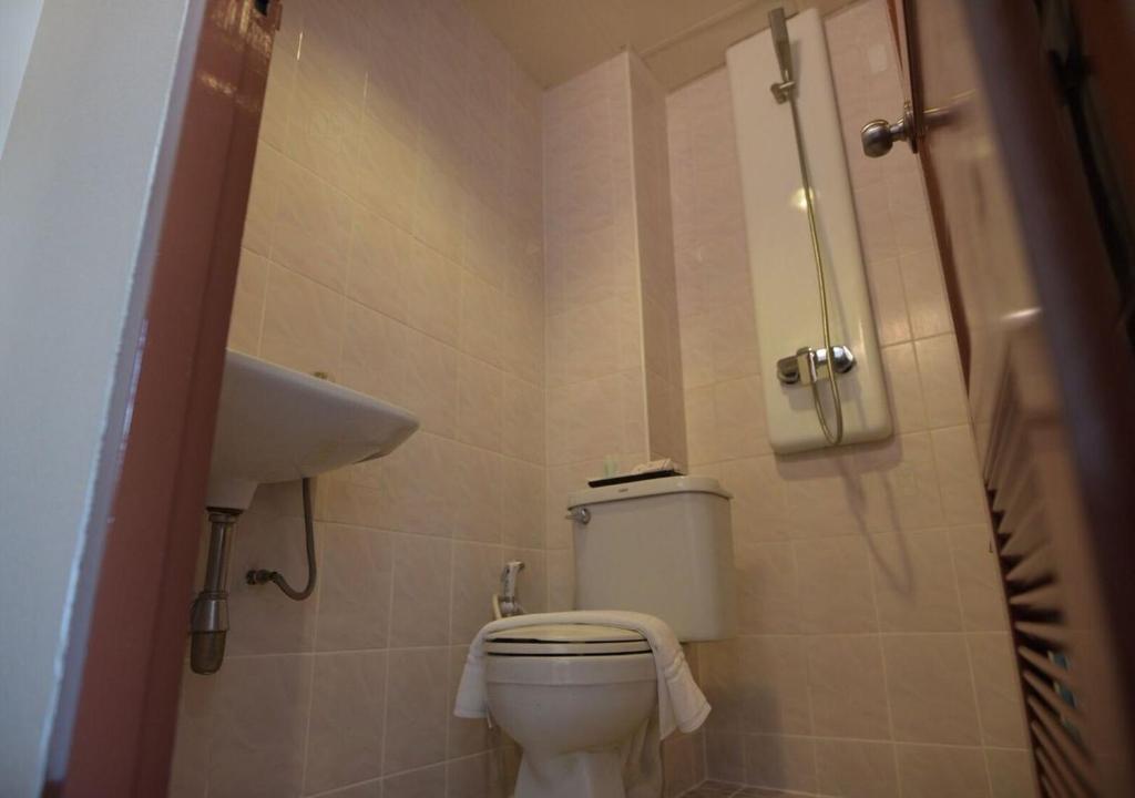 Трехместный (Стандартный трехместный номер в уличном крыле), D&D Inn