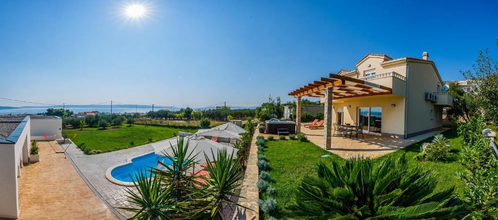 Sun-kissed luxury Mediterranean villa photo 3