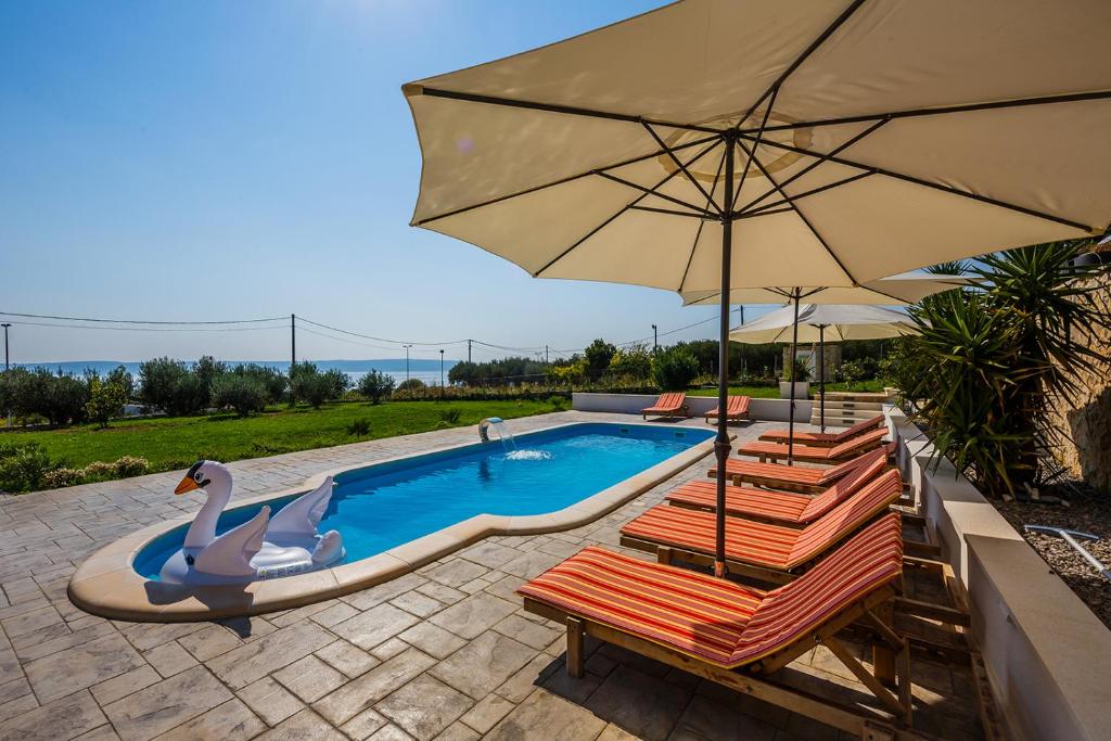 Sun-kissed luxury Mediterranean villa photo 4