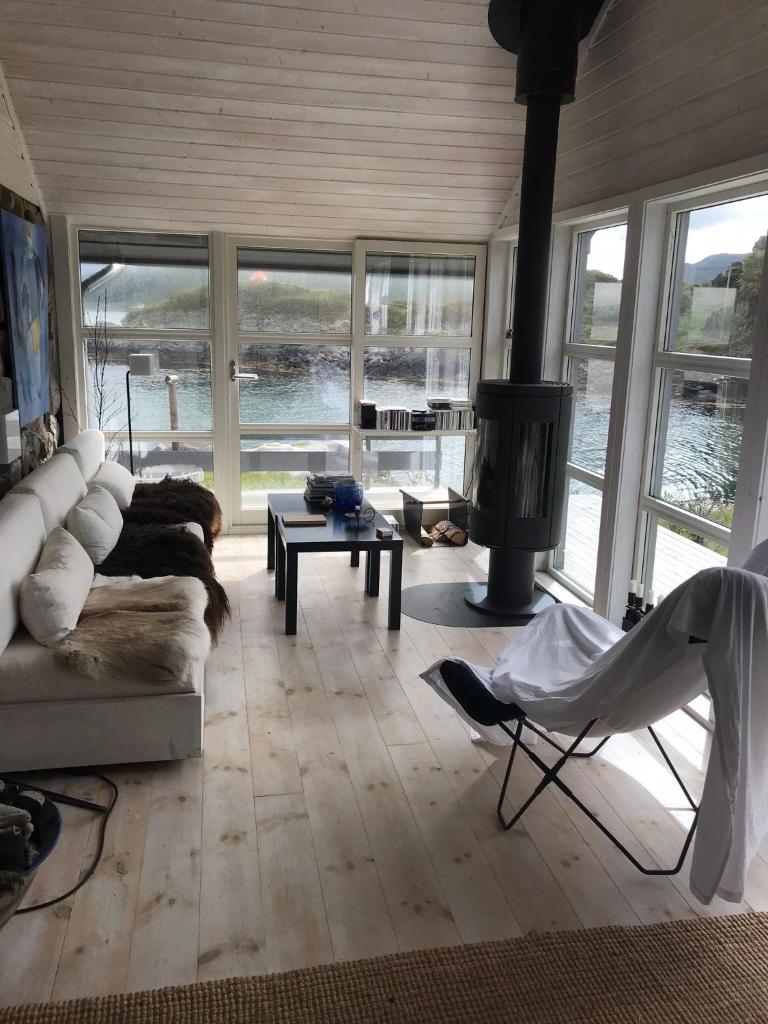 Lofoten unique waterfront cabin photo 2