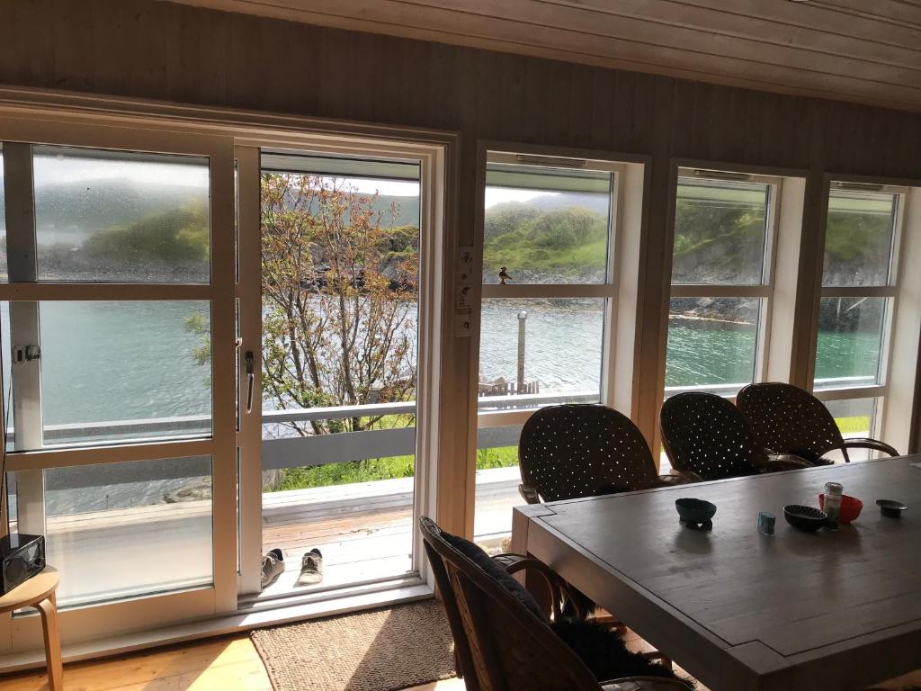 Lofoten unique waterfront cabin photo 4