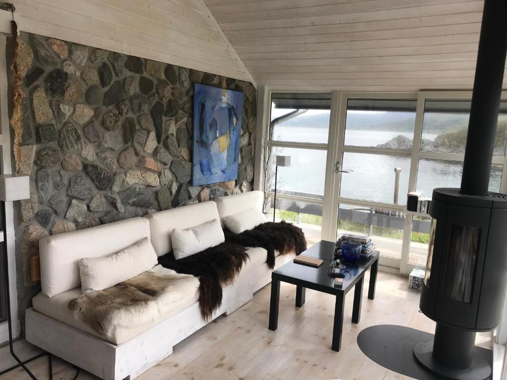 Lofoten unique waterfront cabin photo 3