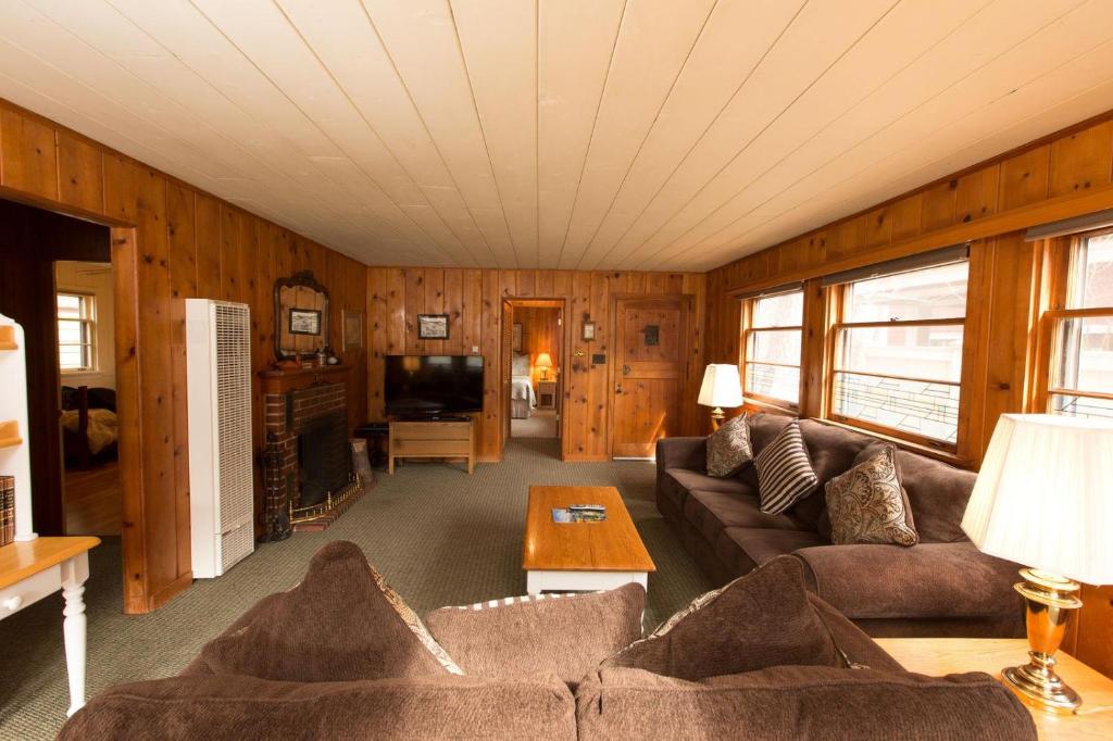 Mirror Pond 2 Bedroom Bungalow by Redawning image