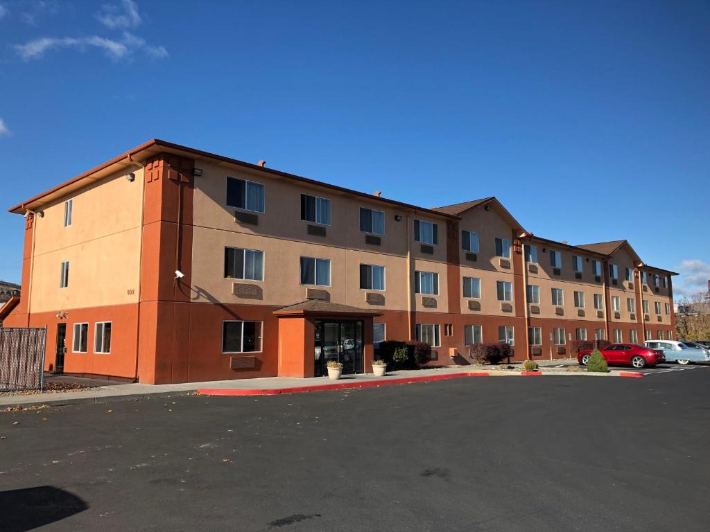 Super 8 by Wyndham The Dalles OR image