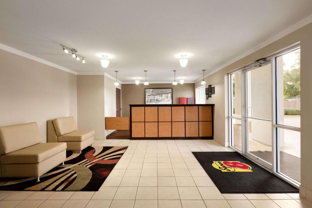 Super 8 by Wyndham Lake Charles Northeast photo 2