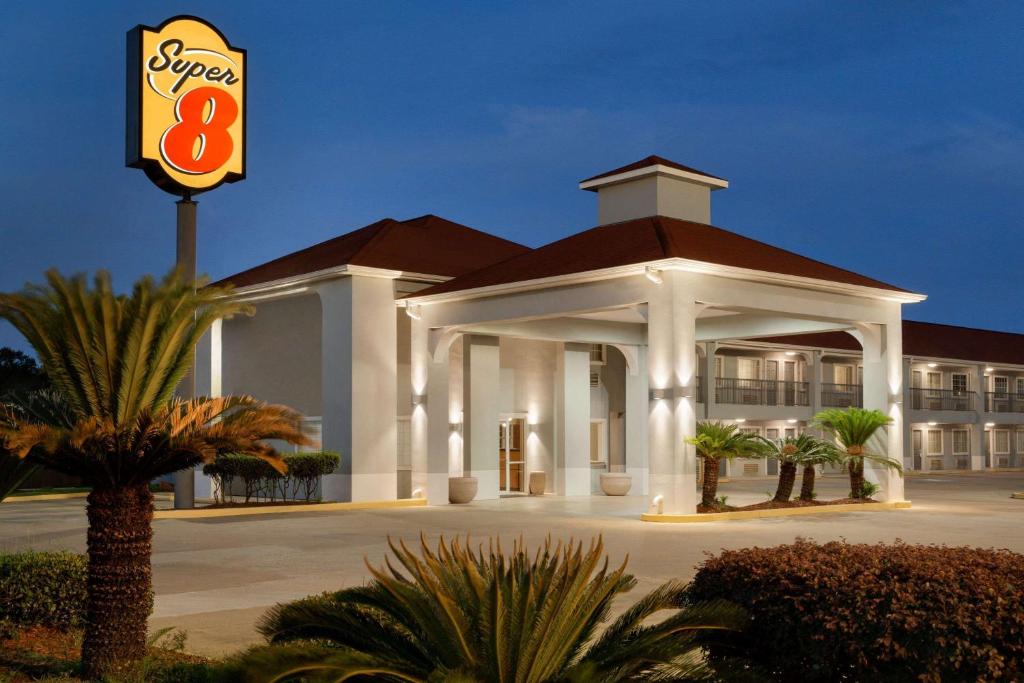 Super 8 by Wyndham Lake Charles Northeast photo 1