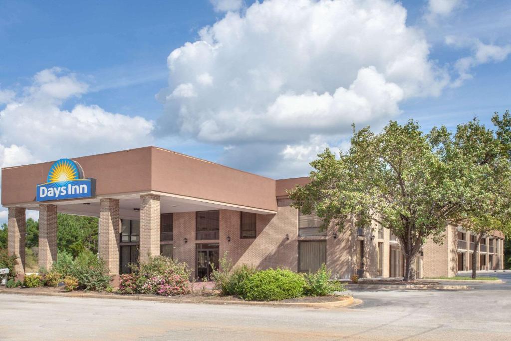 Days Inn by Wyndham Clinton / Laurens I-26 image