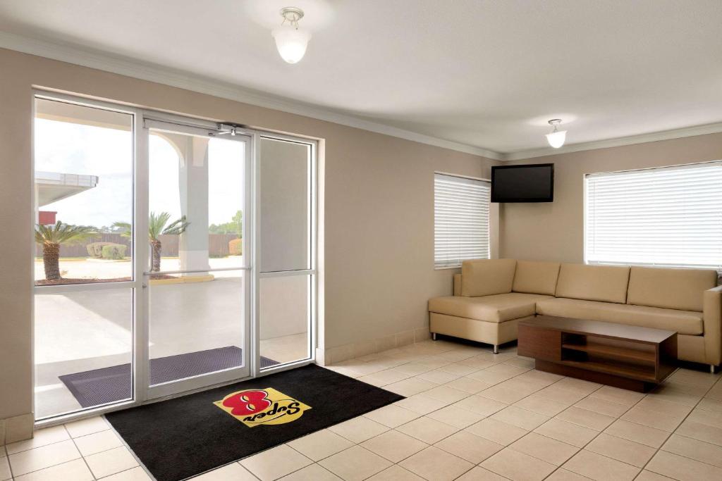 Super 8 by Wyndham Lake Charles Northeast photo 3
