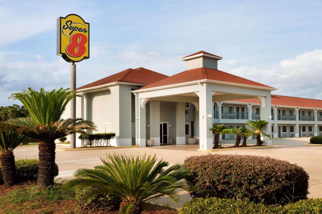 Super 8 by Wyndham Lake Charles Northeast image