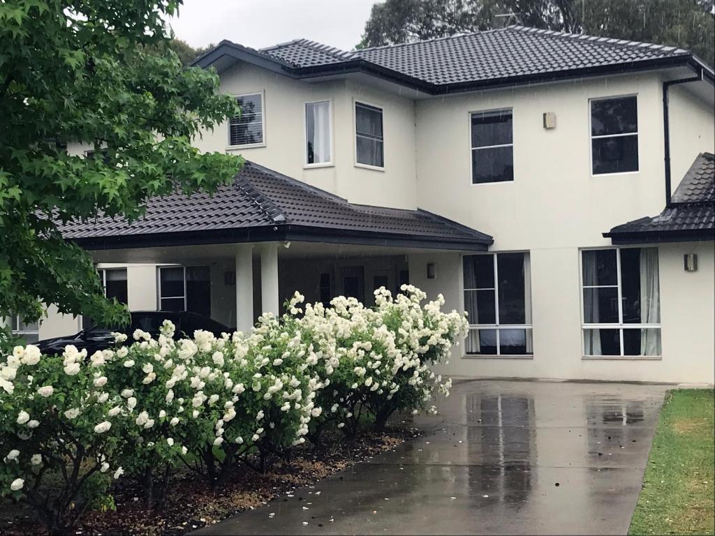 Mudgee Country Grandeur at this Elegant Group Getaway photo 1
