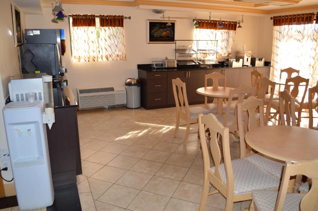 Americas Best Value Inn Fort Myers photo 4