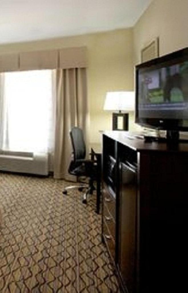Holiday Inn Express and Suites Bossier City Louisiana Downs, an IHG Hotel photo 2