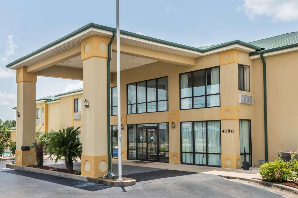 Days Inn by Wyndham Montgomery image
