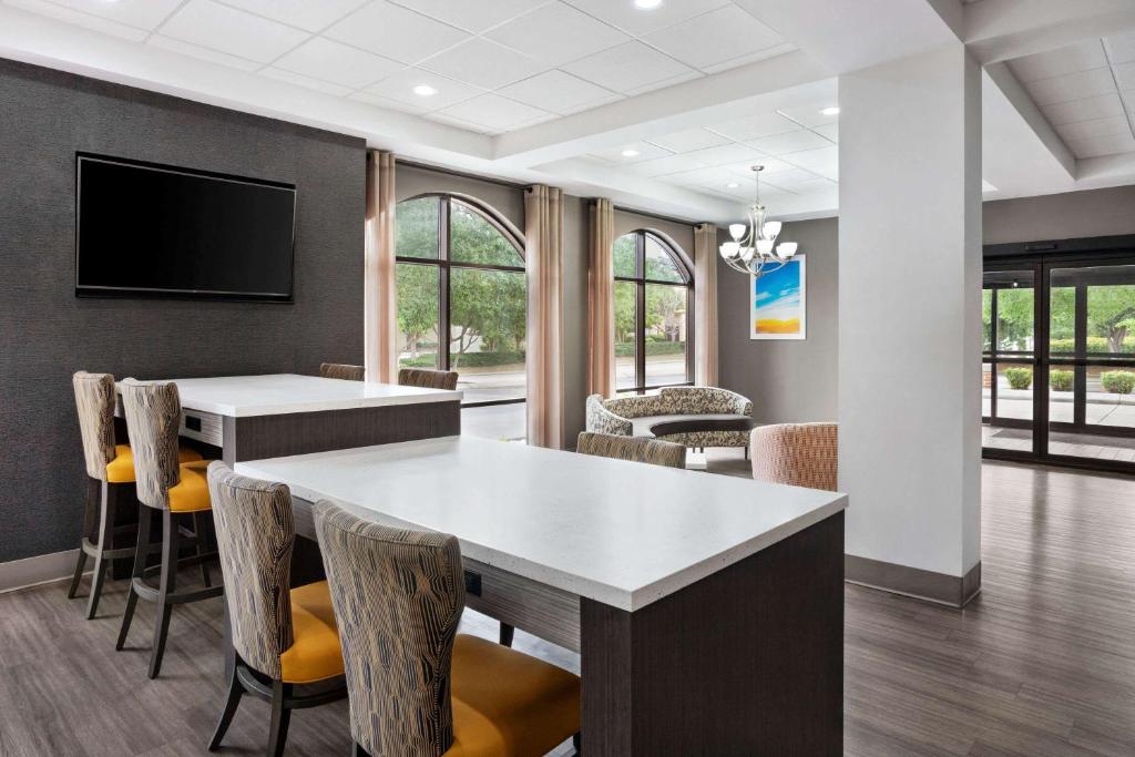 Days Inn & Suites by Wyndham Murfreesboro photo 2