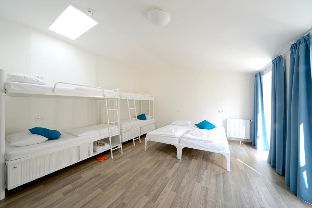 Номер (Кровать в общем 6-местном номере), Хостел Equity Point Prague