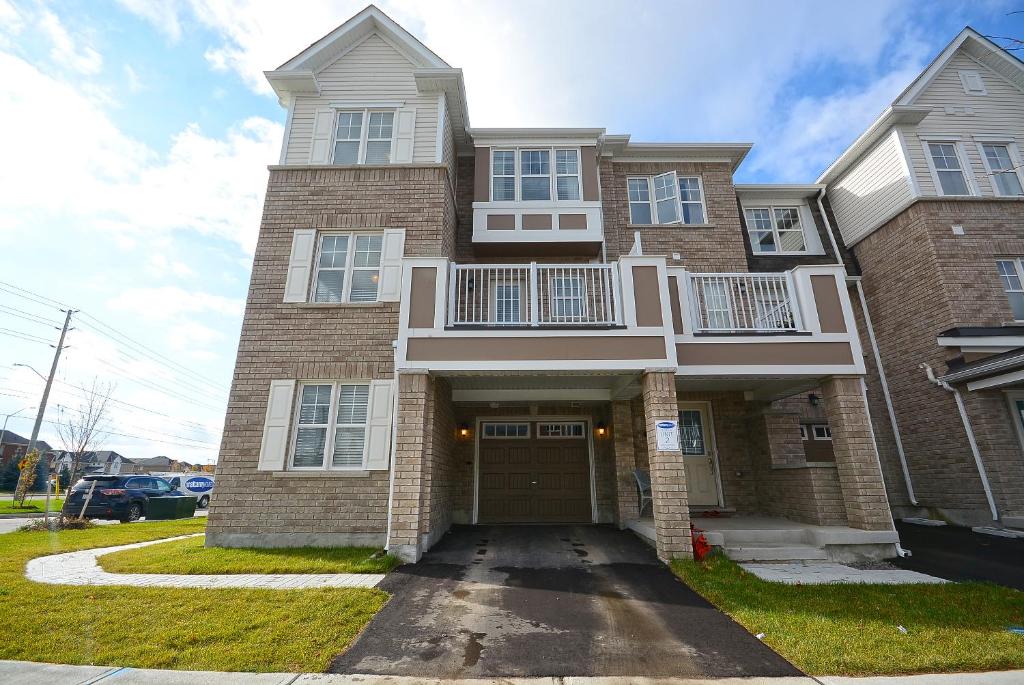 Townhome Collection By Royal Stays - Milton ON photo 2