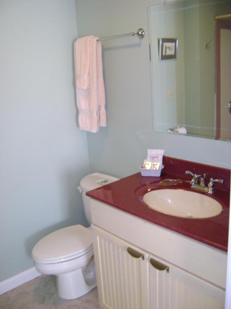 Four Creeks Bed & Breakfast - Tap to explore photos