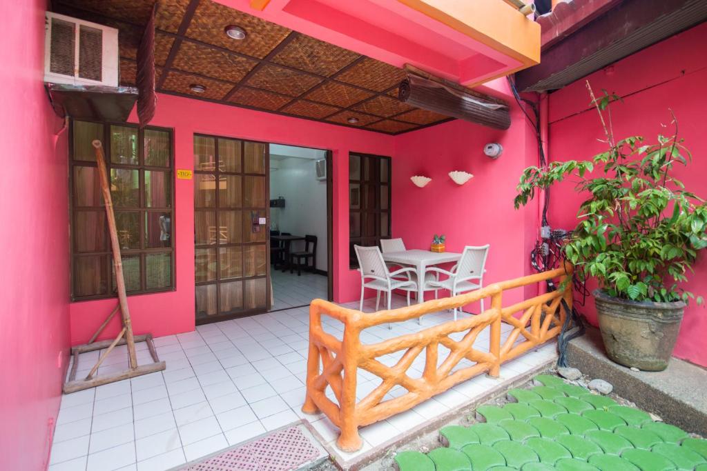 Двухместный (Улучшенный номер с кроватью размера «queen-size»), The Club Ten Beach Resort Boracay