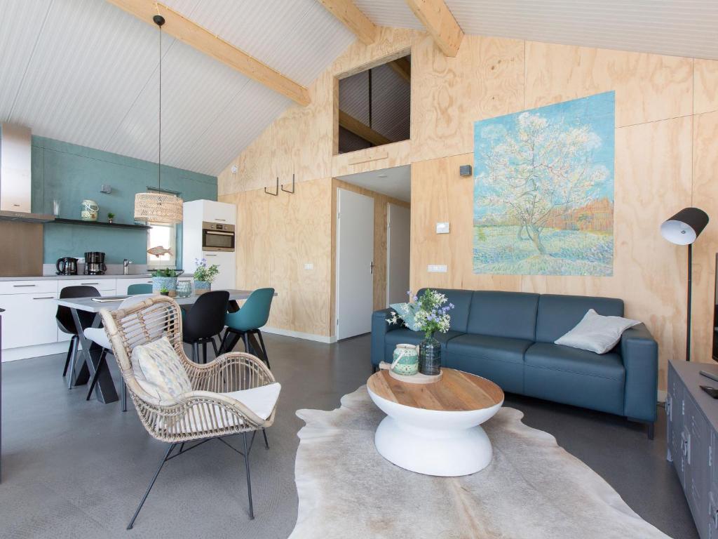 Modern bungalow with a fireplace located directly by water photo 4