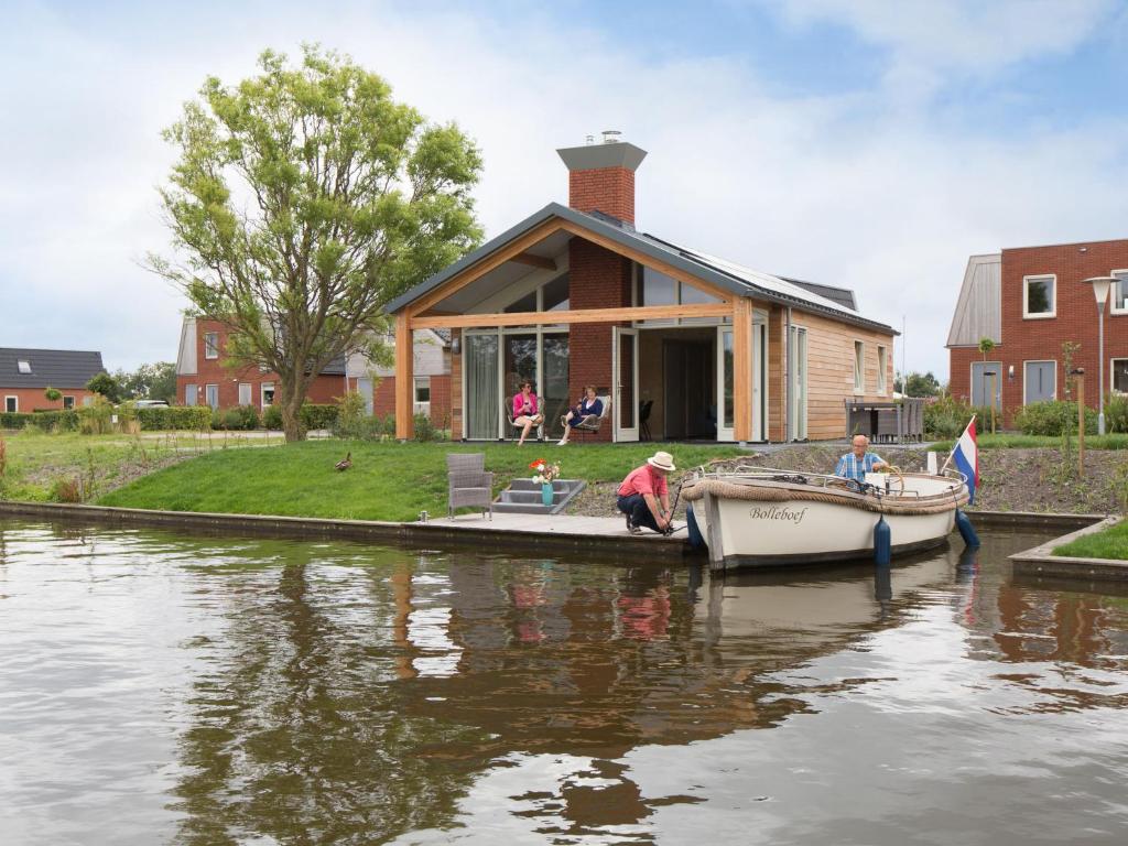 Modern bungalow with a fireplace located directly by water
