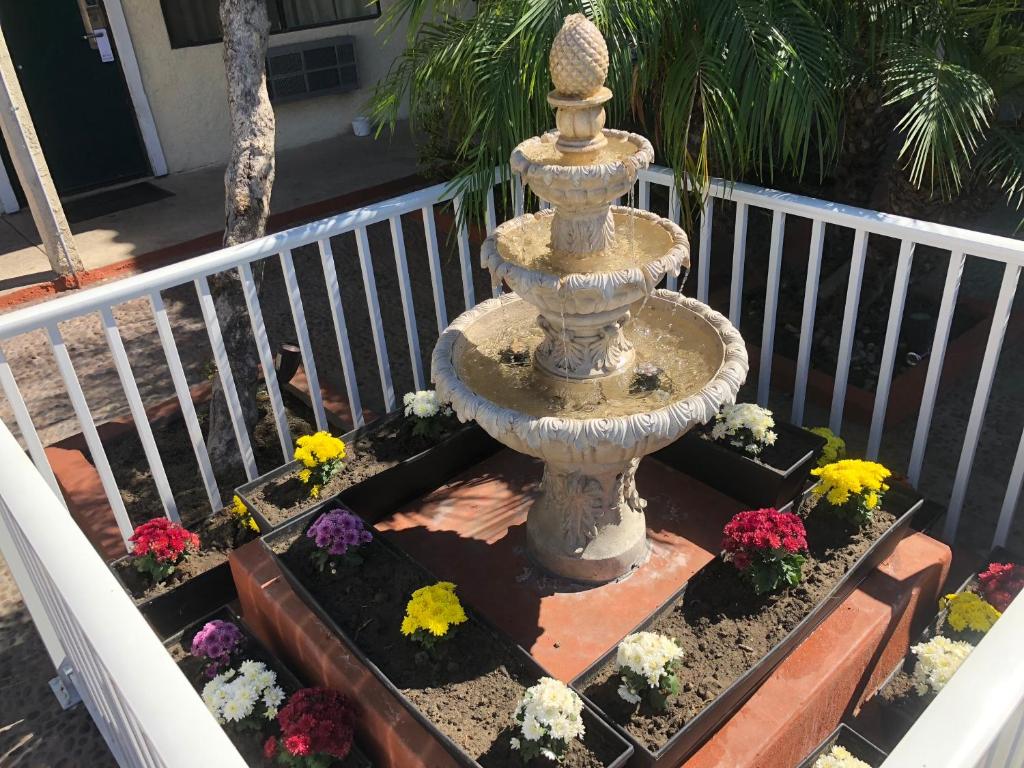 Anaheim National Inn - Tap to explore photos