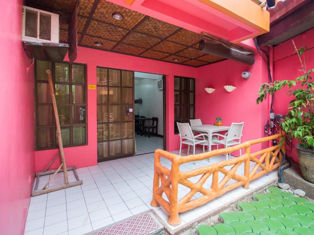 Двухместный (Улучшенный номер с кроватью размера «queen-size»), The Club Ten Beach Resort Boracay
