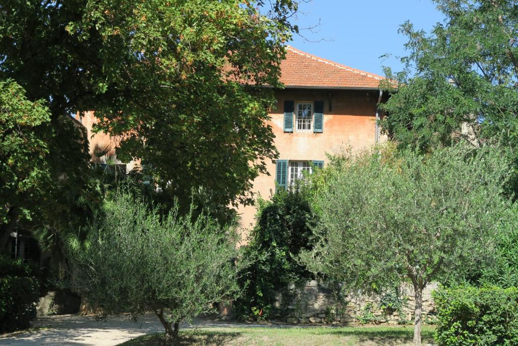 EXCEPTIONNEL, dépendance de bastide dans parc, climatisation, parking, calme assuré