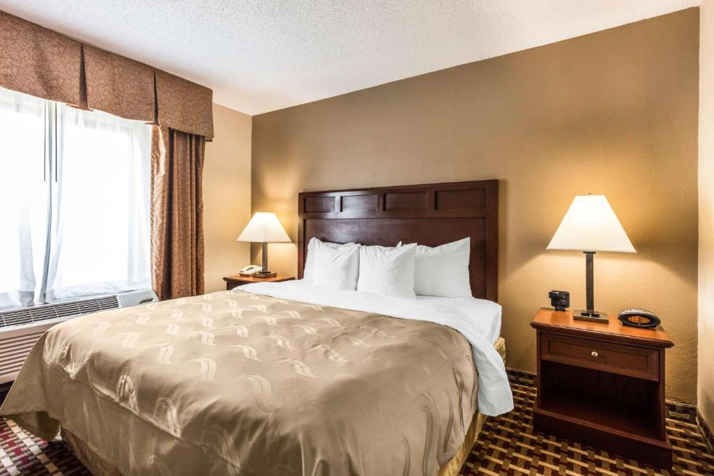 Quality Suites Paducah I-24 image