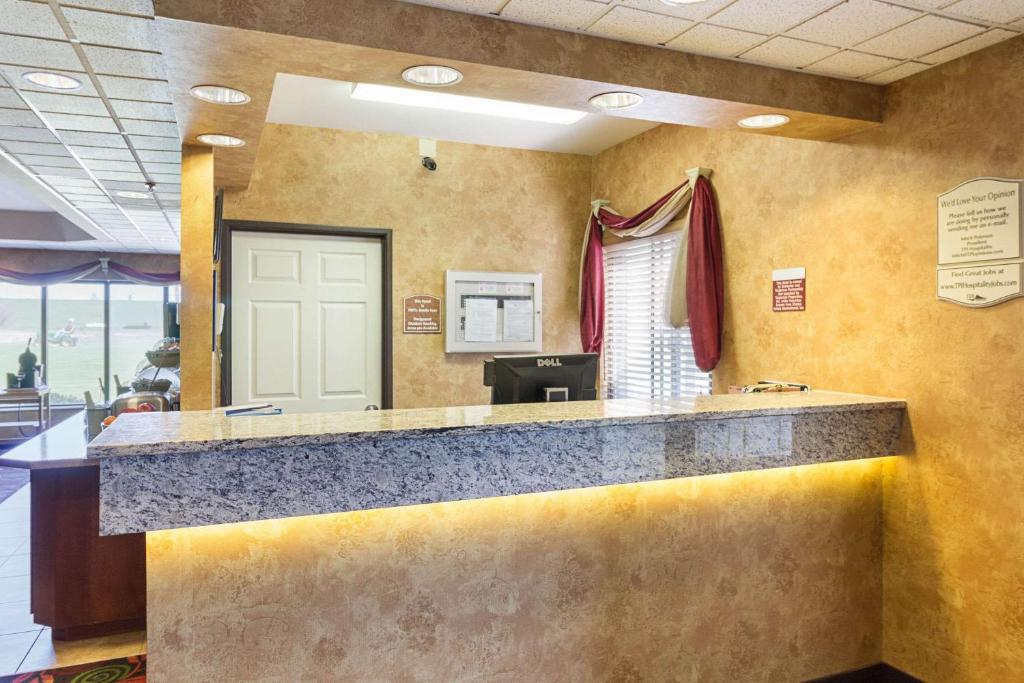 Quality Inn Fairmont photo 2