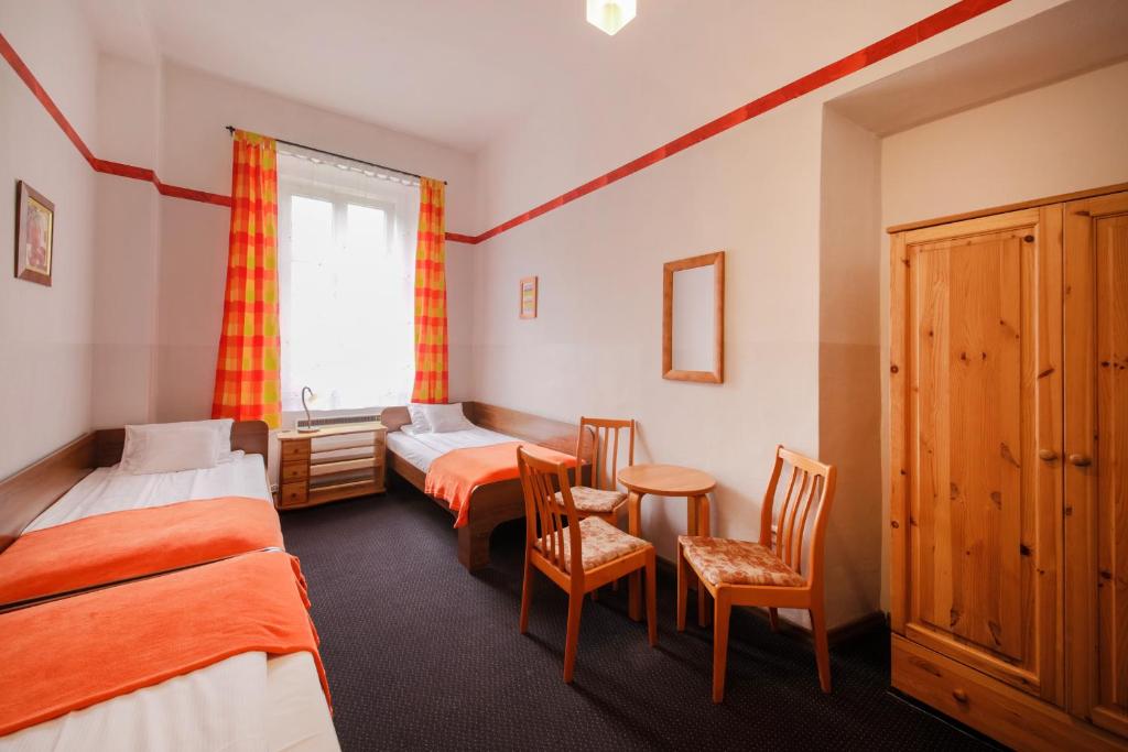 Трехместный (Трехместный номер с общей ванной комнатой), Red Carpet Hostel