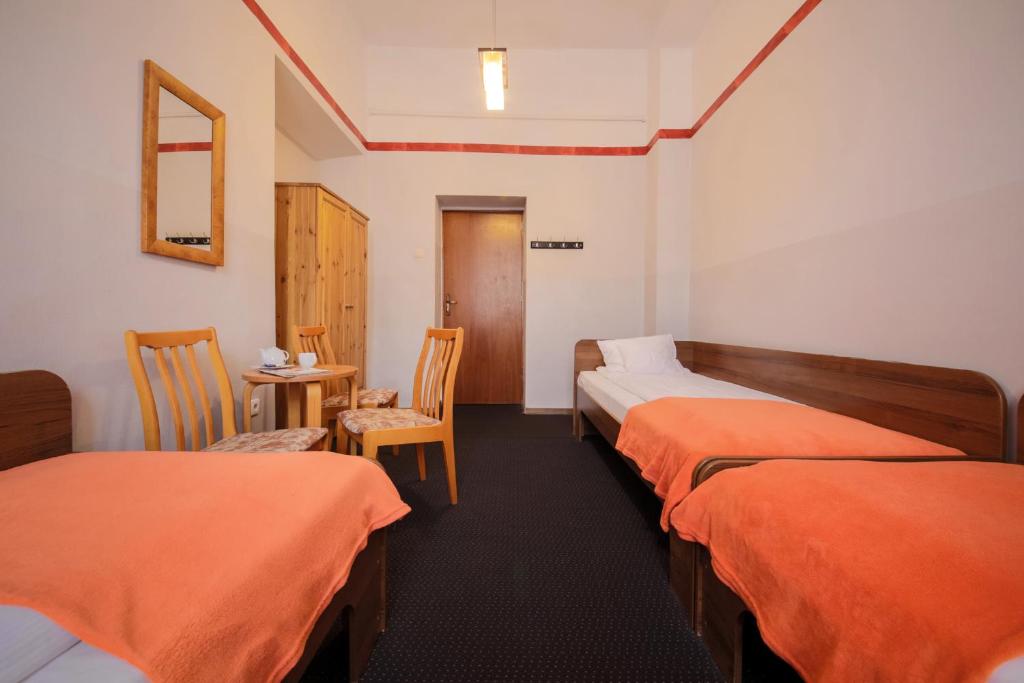 Трехместный (Трехместный номер с общей ванной комнатой), Red Carpet Hostel