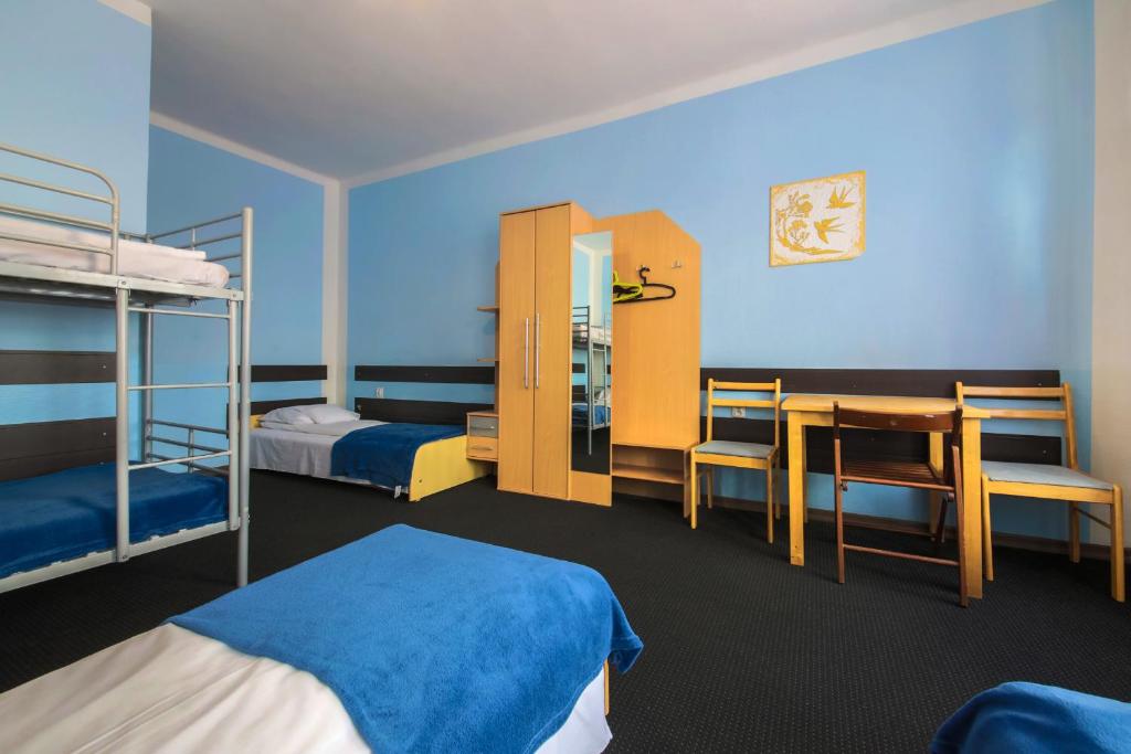 Семейный (Пятиместный номер с общей ванной комнатой), Red Carpet Hostel