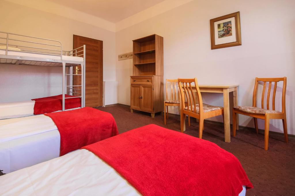 Семейный (Пятиместный номер с общей ванной комнатой), Red Carpet Hostel