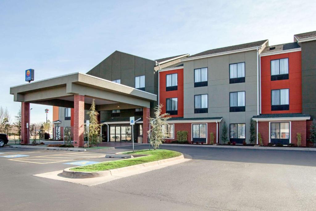 Comfort Inn & Suites Norman near University image