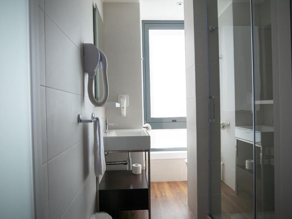 easyHotel Lisbon - Tap to explore photos