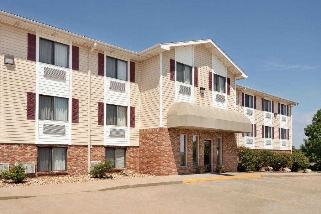 Travelodge by Wyndham Jefferson City image