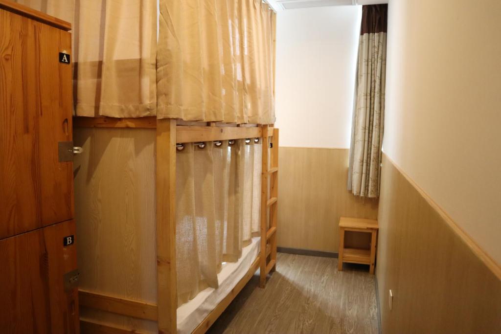 Номер (Односпальная кровать в 4-местном общем мужском номере), Shanghai Blue Mountain Bund Youth Hostel