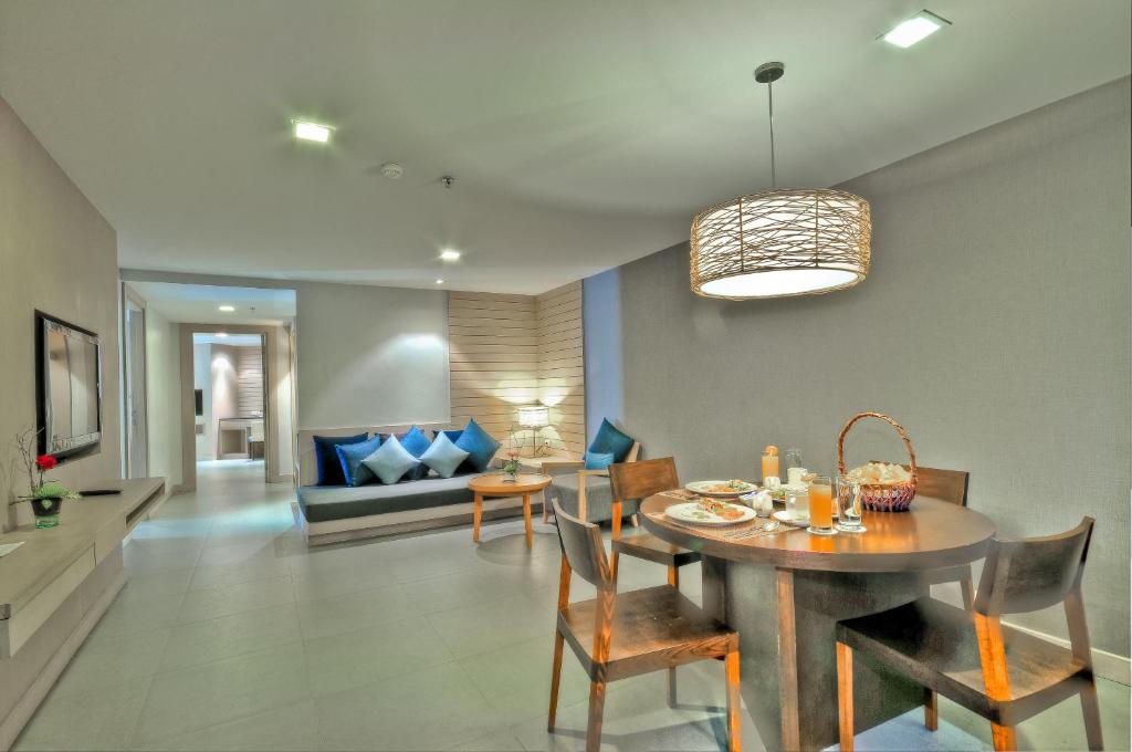 Сьюит (Люкс с двумя спальнями с видом на горы с балконом), Отель The ASHLEE Heights Patong Hotel & Suites
