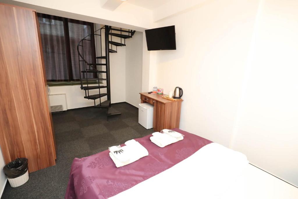 Трехместный (Трехместный номер с видом на улицу), Dubai Hotel